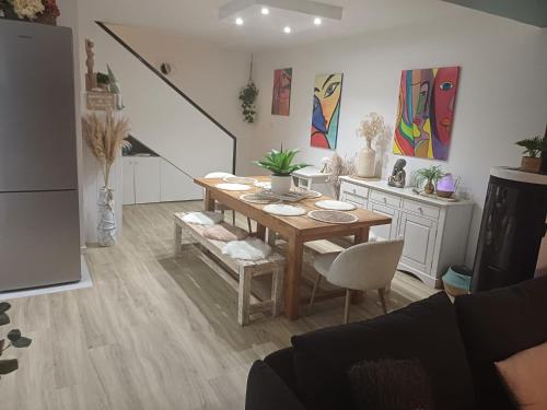 une salle à manger avec une table et des chaises dans une pièce dans l'établissement Mon coin de Paradis, à Saint-Jean-de-Monts