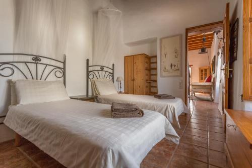 アリエタにあるEco Finca Verdeのベッドルーム1室(白いシーツが備わるベッド2台付)