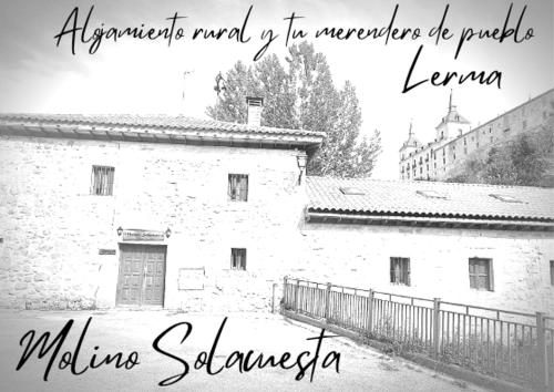 萊爾馬的住宿－Albergue Molino Solacuesta，建筑物的黑白照片