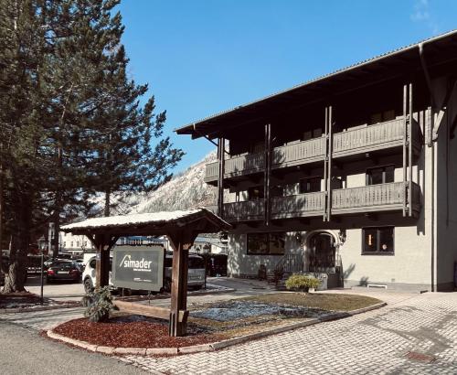um grande edifício com uma varanda e um parque de estacionamento em Hotel Simader em Bad Gastein
