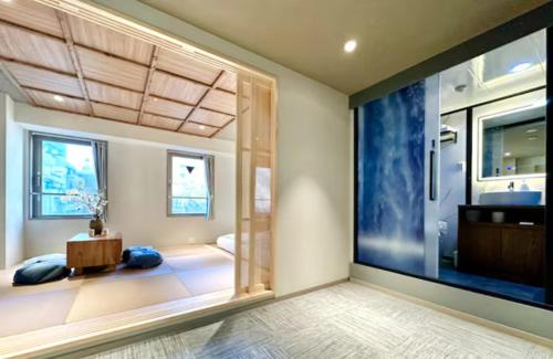 una sala de estar con una gran ventana de cristal y un espejo grande en Lang Hotel Ueno 朝食付 #上野駅徒歩9分 #秋葉原浅草羽田&成田空港へ便利, en Tokio