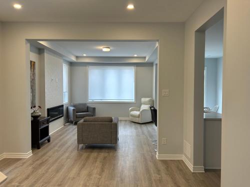 ein Wohnzimmer mit einem Sofa und einem Stuhl in der Unterkunft Kolopizo Lounge - Standard Room in Ottawa