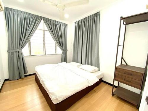 1 dormitorio con 1 cama, vestidor y ventana en Garden view bangalow wedding 12pax, en Butterworth