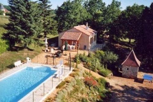 uma vista aérea de uma casa e de uma piscina em Gite Combe Ferrade en pleine nature em Campagnac-lès-Quercy