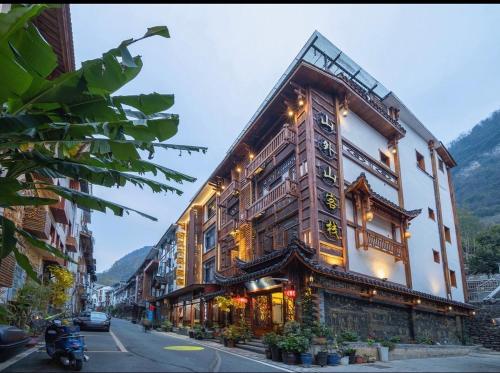 Nespecifikovaný výhled na hory nebo výhled na hory při pohledu z hotelu