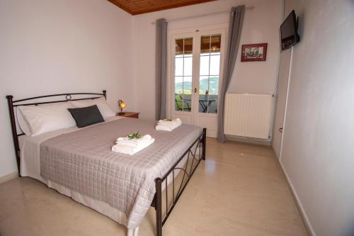 Ένα ή περισσότερα κρεβάτια σε δωμάτιο στο Giannis House 2022 BY CorfuEscapes