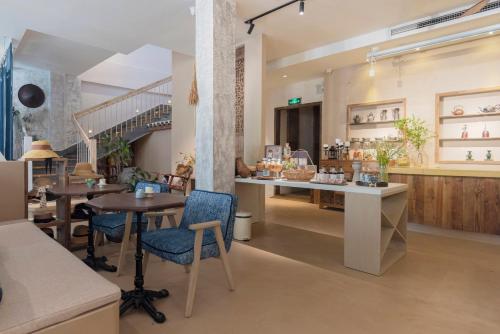 a store with tables and chairs in a room at Ron Inn Xingping Hepan Xiaozhu in Yangshuo