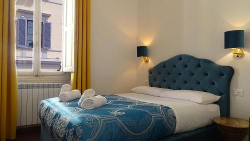 ein Hotelzimmer mit einem Bett mit Handtüchern darauf in der Unterkunft Residenza San Lorenzo Firenze in Florenz