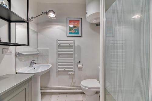 uma casa de banho com um WC, um lavatório e um chuveiro em Charmant F2 rue du Gros Horloge à Rouen! em Rouen