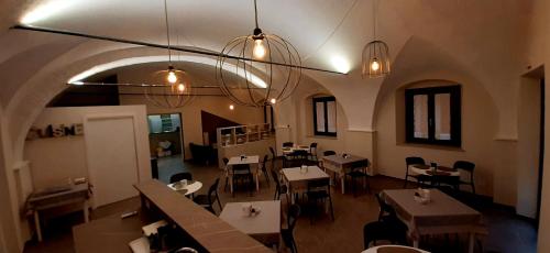 - un restaurant avec des tables et des chaises dans une salle dans l'établissement HOTEL MALIBU, à Spotorno