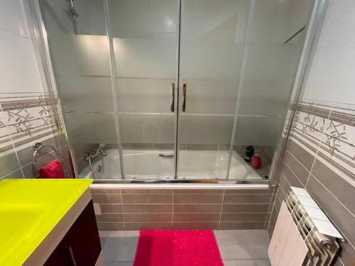 un piccolo bagno con vasca e lavandino di A las puertas de la Catedral 90m2 con Garaje a Vitoria-Gasteiz