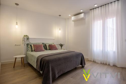 een slaapkamer met een groot bed en een raam bij Vitvi Fuengirola - Premium Reyes in Fuengirola