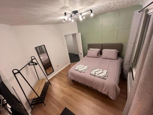 1 dormitorio con cama y espejo. en Chapter Homes Newcastle, en Saint Peters