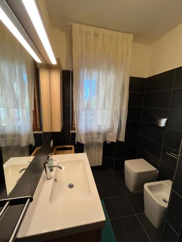łazienka z umywalką i toaletą w obiekcie La casa al mare w mieście Montesilvano