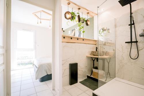 ein Bad mit Dusche und ein Schlafzimmer in der Unterkunft Vue sur le golf chez les grats-piscine-clim in Rivières