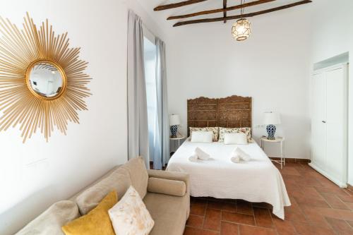 Säng eller sängar i ett rum på La Jⲟya de los Patios - Apartamentos Turísticos