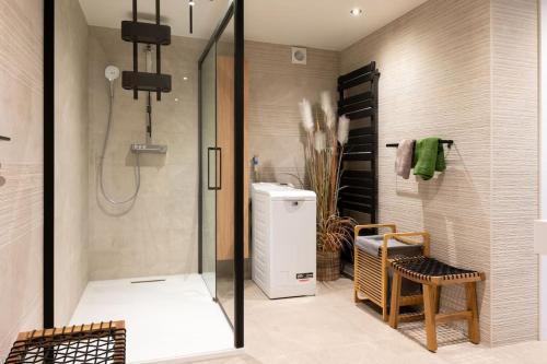 Stijlvol appartement met jacuzzi & sauna tesisinde bir banyo