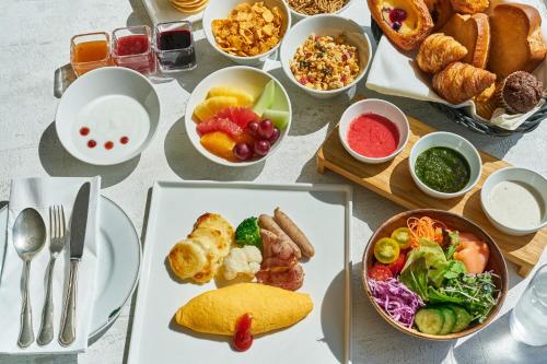 stół z talerzami żywności i miskami żywności w obiekcie InterContinental Tokyo Bay, an IHG Hotel w Tokio