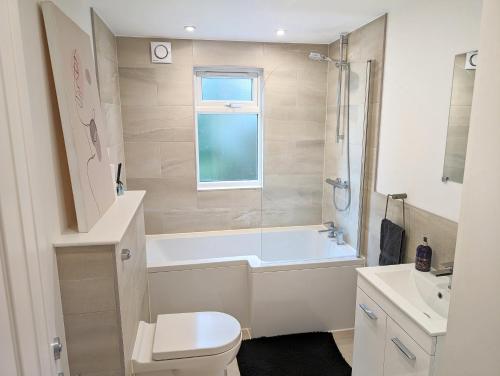Ένα μπάνιο στο CENTRAL CAMBRIDGE, CHARMING 3-Bed HOUSE WITH FREE PARKING!