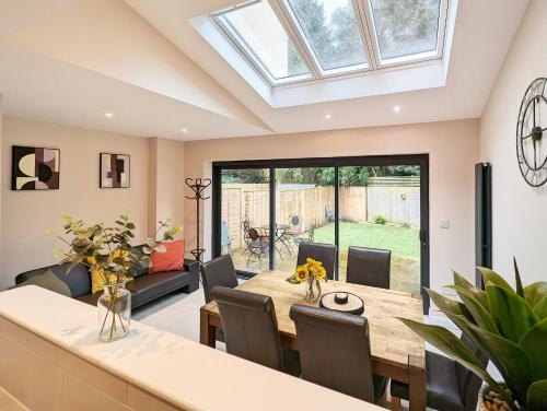 a kitchen and dining room with a skylight at CENTRAL CAMBRIDGE, CHARMING 3-Bed HOUSE WITH FREE PARKING! in Cambridge