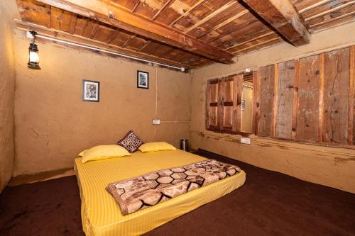 Postel nebo postele na pokoji v ubytování NotOnMap-Serendipity Mud House Bhatkanda