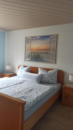 DamnatzにあるZur Amselのベッドルーム1室(壁に絵が描かれたベッド1台付)