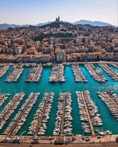 - une vue aérienne sur un port avec des bateaux dans l'établissement Studio centre, à Marseille