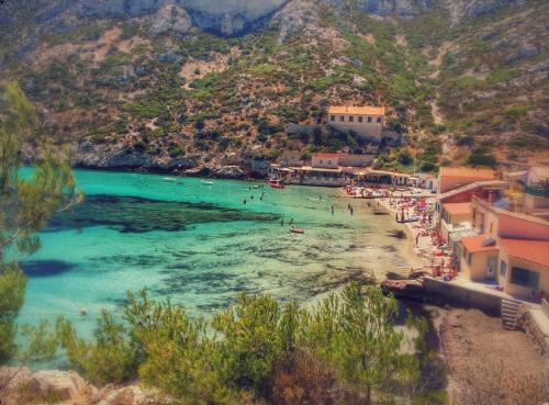 une plage avec un groupe de personnes dans l'eau dans l'établissement Studio centre, à Marseille