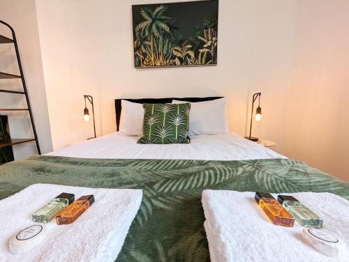 a bedroom with a bed with two towels on it at CENTRAL CAMBRIDGE, CHARMING 3-Bed HOUSE WITH FREE PARKING! in Cambridge