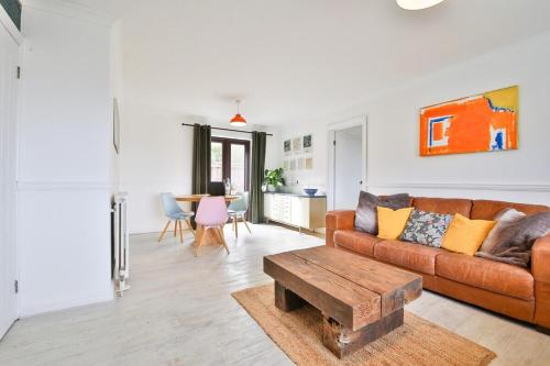 uma sala de estar com um sofá e uma mesa de centro em May Disc - Long Stay - Contractors em Bath
