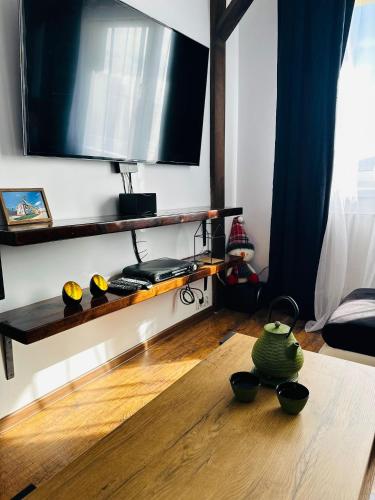 En tv och/eller ett underhållningssystem på Rodziny apartament z widokami 2+2