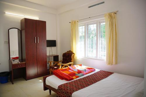 Chinnakanal的住宿－Classiyo Green Mount Resort，一间卧室设有一张床和一个窗口