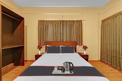 Super OYO Manyata Stay-In في بانغالور: غرفة فندق يوجد عليها سرير خلاط