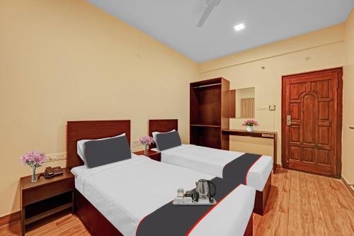 a hotel room with two beds and a kitchen at Super OYO Manyata Stay-In in Bangalore