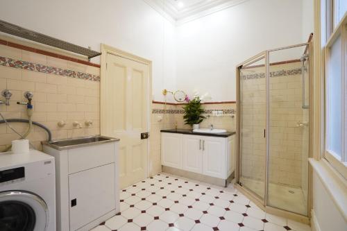 Un baño de 2 Bedrooms House in Carlton Central