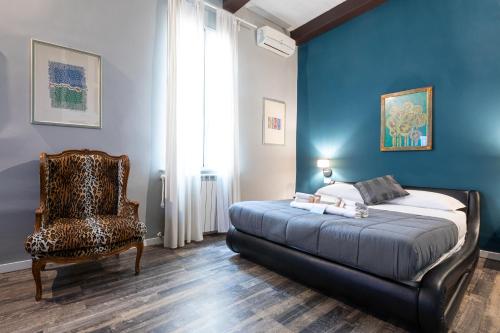 une chambre avec un lit et une chaise dans l'établissement APPARTAMENTO CON TERRAZZINO AL PANTHEON, à Rome