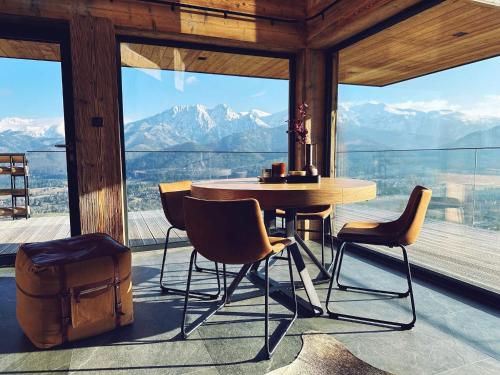 - une table et des chaises dans une chambre avec vue sur les montagnes dans l'établissement 1000m n.p.m., à Kościelisko