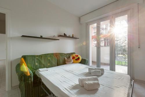 ein Wohnzimmer mit einem grünen Sofa und einem Tisch in der Unterkunft Corvetto M3 - Bright Apt. with balcony! in Mailand