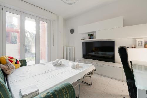 GuestHost - Corvetto M3 Bright Apt with balcony!