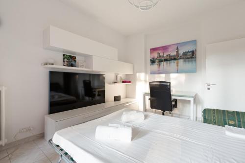 GuestHost - Corvetto M3 Bright Apt with balcony!