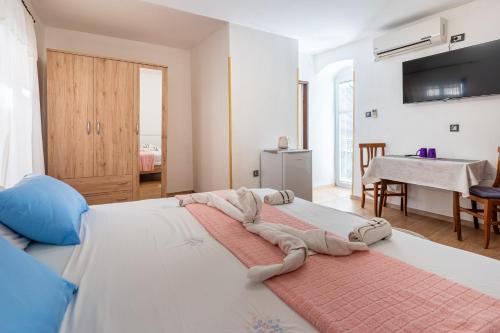 ein Schlafzimmer mit einem großen Bett mit Handtüchern darauf in der Unterkunft Guesthouse Romana in Cres