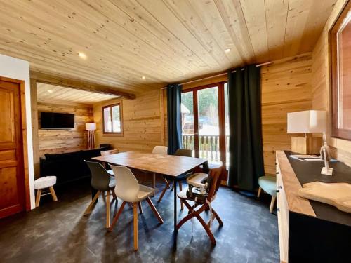 une cuisine et une salle à manger avec une table et des chaises dans l'établissement Chalet du Pré - Sauna, terrasse et grand jardin, à Xonrupt-Longemer