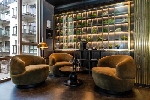 een bar met 2 stoelen en een tafel in een kamer bij Vintage Hotel in Reykjavík