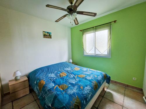 Postel nebo postele na pokoji v ubytování Ch'ti Kaz Bleue - Maison avec vue mer