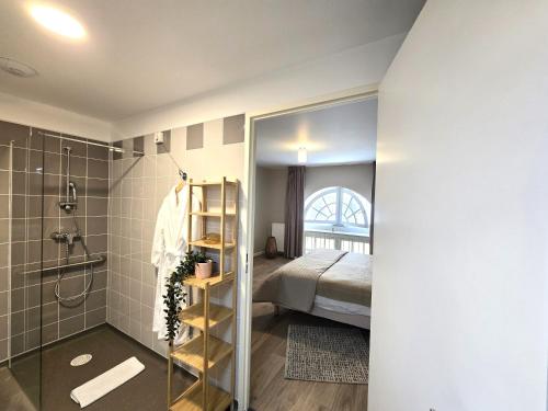 ein Bad mit Dusche und ein Bett in einem Zimmer in der Unterkunft Résidence services seniors les essentielles Compiègne in Compiègne
