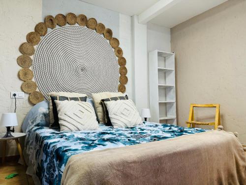 um quarto com uma cama grande e uma grande cabeceira. em Vistas al Mar, Piscina y Playa em Alicante