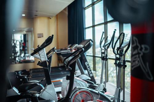 una fila de bicicletas alineadas en un gimnasio en Sarrosa International Hotel and Residential Suites, en Cebú