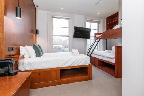 sypialnia z łóżkiem i łóżkiem piętrowym w obiekcie Templebar Rooms w Dublinie