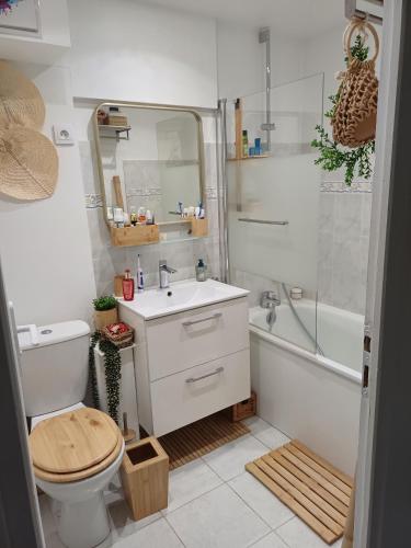 une salle de bain avec toilettes, lavabo et baignoire dans l'établissement Mon coin de Paradis, à Saint-Jean-de-Monts