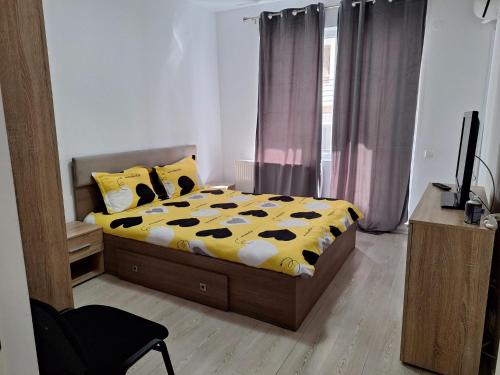 1 dormitorio con 1 cama con sábanas de vaca en Cazare Apartament 2 camere Militari, en Chiajna